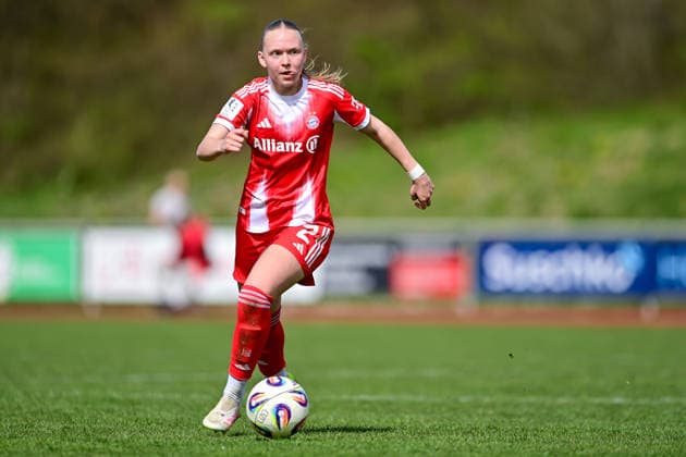 Eszter Reszler (FCB, 2) am Ball, Freisteller, Einzelbild, Aktion, Action, 05.04.2026, Aschheim (Deutschland), Fussball,2. Frauen-Bundesliga, FC Bayern München II - Viktoria Berlin, DFB DFL REGULATIONS PROHIBIT ANY USE OF PHOTOGRAPHS AS IMAGE SEQUENCES AND OR QUASI-VIDEO.