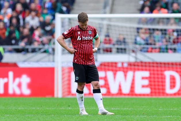 Enzo Leopold (Hannover 96) schaut enttaeuscht, 2. Bundesliga, Hannover 96 v SV 07 Elversberg, Heinz von Heiden Arena am 05. April 2026 in Hannover, Deutschland. (Foto von Marco Steinbrenner DeFodi Images) Enzo Leopold (Hannover 96) looks dejected, 2. Bundesliga, Hannover 96 v SV 07 Elversberg, Heinz von Heiden Arena, April 5, 2026 in Hanover, Germany. (Photo by Marco Steinbrenner DeFodi Images) -