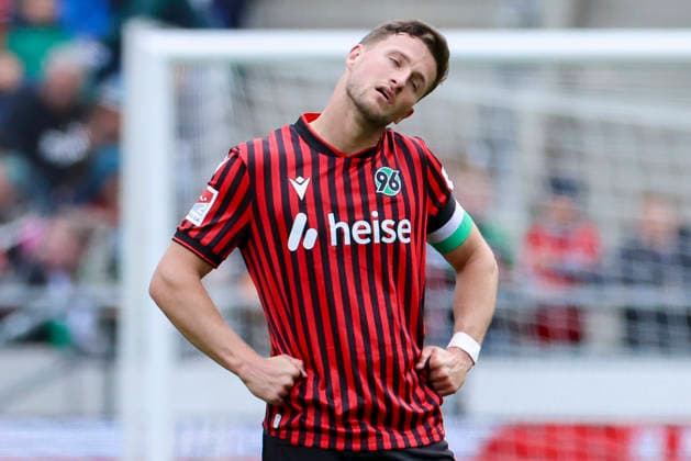 Enzo Leopold (Hannover 96) schaut enttaeuscht, 2. Bundesliga, Hannover 96 v SV 07 Elversberg, Heinz von Heiden Arena am 05. April 2026 in Hannover, Deutschland. (Foto von Marco Steinbrenner DeFodi Images) Enzo Leopold (Hannover 96) looks dejected, 2. Bundesliga, Hannover 96 v SV 07 Elversberg, Heinz von Heiden Arena, April 5, 2026 in Hanover, Germany. (Photo by Marco Steinbrenner DeFodi Images) -