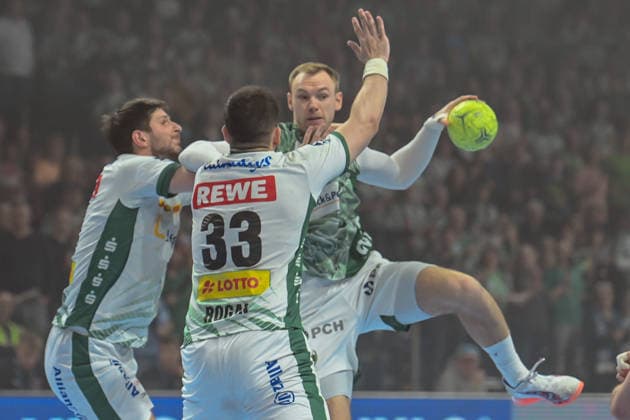 05.04.2026, xlakx, Handball Daikin HBL, Fuechse Berlin - SC DHfK Leipzig v.l. Luka Rogan (SC DHfK Leipzig), Mathias Gidsel (Fuechse Berlin) setzt zum Sprungwurf an Berlin