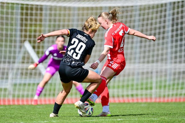 v.li.: Nina Ehegoetz (Viktoria Berlin, 29) Eszter Reszler (FCB, 2) im Zweikampf, Duell, duel, tackle, Dynamik, Action, Aktion, 05.04.2026, Aschheim (Deutschland), Fussball,2. Frauen-Bundesliga, FC Bayern München II - Viktoria Berlin, DFB DFL REGULATIONS PROHIBIT ANY USE OF PHOTOGRAPHS AS IMAGE SEQUENCES AND OR QUASI-VIDEO.