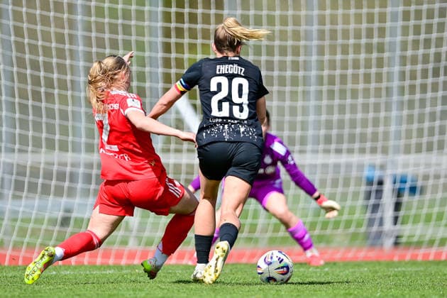 v.li.: Eszter Reszler (FCB, 2) Victoria Ezebinyuo (Viktoria Berlin, 28) im Zweikampf, Duell, duel, tackle, Dynamik, Action, Aktion, 05.04.2026, Aschheim (Deutschland), Fussball,2. Frauen-Bundesliga, FC Bayern München II - Viktoria Berlin, DFB DFL REGULATIONS PROHIBIT ANY USE OF PHOTOGRAPHS AS IMAGE SEQUENCES AND OR QUASI-VIDEO.