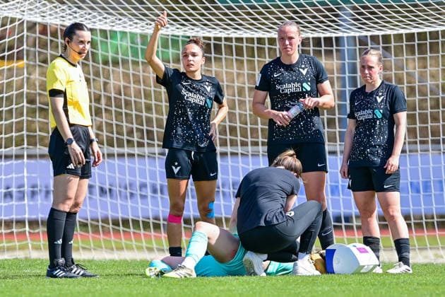 Melanie Wagner (Torwart, Viktoria Berlin, 1) muss auf dem Platz behandelt werden, verletzt, Verletzung, injured, sporting injury, v.liL Lea Kretzschmar (Schiedsrichterin) Katharina Krist (Viktoria Berlin, 18) signalisiert, alles in Ordnung, keine Auswechslung nötoig, Ana Ursem (Viktoria Berlin, 3) Jolina Zamorano (Torwart, Viktoria Berlin, 33), 05.04.2026, Aschheim (Deutschland), Fussball,2. Frauen-Bundesliga, FC Bayern München II - Viktoria Berlin, DFB DFL REGULATIONS PROHIBIT ANY USE OF PHOTOGRAPHS AS IMAGE SEQUENCES AND OR QUASI-VIDEO.