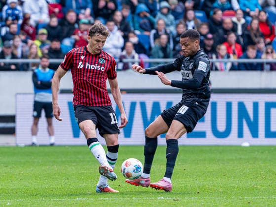 Benedikt Pichler (Hannover 96, 11) im Zweikampf gegen Jan Gyamerah (SV 07 Elversberg, 30) Hannover 96 vs. SV Elversberg, Fussball, 2. Bundesliga, 28. Spieltag, Saison 2025 2026, 05.04.2026 DFL REGULATIONS PROHIBIT ANY USE OF PHOTOGRAPHS AS IMAGE SEQUENCES AND OR QUASI-VIDEO, Hannover 96 vs. SV Elversberg, Fussball, 2. Bundesliga, 28. Spieltag, Saison 2025 2026, 05.04.2026 Hannover