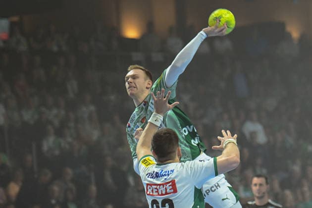 05.04.2026, xlakx, Handball Daikin HBL, Fuechse Berlin - SC DHfK Leipzig v.l. Luka Rogan (SC DHfK Leipzig), Mathias Gidsel (Fuechse Berlin) setzt zum Sprungwurf an Berlin