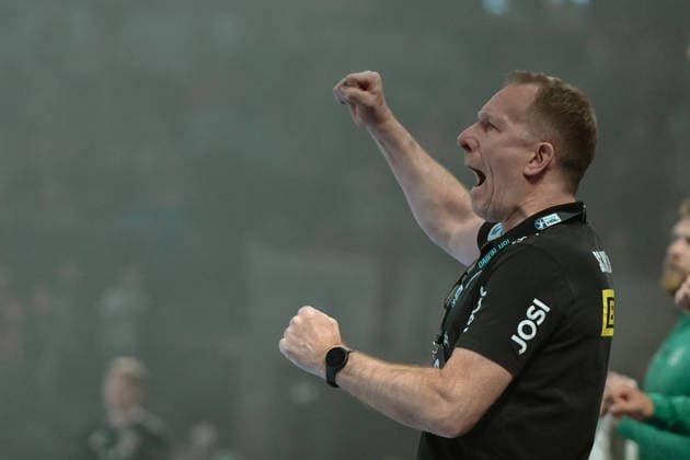 05.04.2026, xlakx, Handball Daikin HBL, Fuechse Berlin - SC DHfK Leipzig v.l. Frank Carstens (SC DHfK Leipzig Trainer) gibt Anweisungen, gestikuliert mit den Armen, gesticulate, gives instructions Berlin