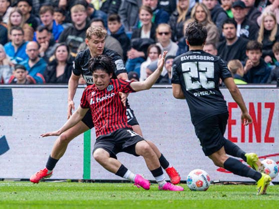 Lasse Guenther (SV 07 Elversberg, 21) im Zweikampf gegen Daisuke Yokota (Hannover 96, 18) Hannover 96 vs. SV Elversberg, Fussball, 2. Bundesliga, 28. Spieltag, Saison 2025 2026, 05.04.2026 DFL REGULATIONS PROHIBIT ANY USE OF PHOTOGRAPHS AS IMAGE SEQUENCES AND OR QUASI-VIDEO, Hannover 96 vs. SV Elversberg, Fussball, 2. Bundesliga, 28. Spieltag, Saison 2025 2026, 05.04.2026 Hannover