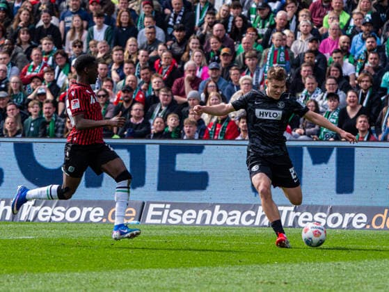 Lasse Guenther (SV 07 Elversberg, 21) flankt im Zweikampf gegen Noel Aseko Nkili (Hannover 96, 15) Hannover 96 vs. SV Elversberg, Fussball, 2. Bundesliga, 28. Spieltag, Saison 2025 2026, 05.04.2026 DFL REGULATIONS PROHIBIT ANY USE OF PHOTOGRAPHS AS IMAGE SEQUENCES AND OR QUASI-VIDEO, Hannover 96 vs. SV Elversberg, Fussball, 2. Bundesliga, 28. Spieltag, Saison 2025 2026, 05.04.2026 Hannover