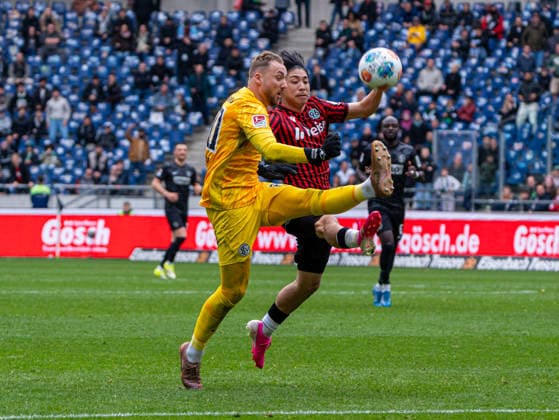 Daisuke Yokota (Hannover 96, 18) im Zweikampf gegen Nicolas Kristof (SV 07 Elversberg, 20) Hannover 96 vs. SV Elversberg, Fussball, 2. Bundesliga, 28. Spieltag, Saison 2025 2026, 05.04.2026 DFL REGULATIONS PROHIBIT ANY USE OF PHOTOGRAPHS AS IMAGE SEQUENCES AND OR QUASI-VIDEO, Hannover 96 vs. SV Elversberg, Fussball, 2. Bundesliga, 28. Spieltag, Saison 2025 2026, 05.04.2026 Hannover