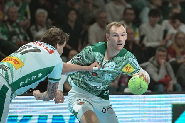 05.04.2026, xlakx, Handball Daikin HBL, Fuechse Berlin - SC DHfK Leipzig v.l. Dean Bombac (SC DHfK Leipzig), Mathias Gidsel (Fuechse Berlin) Zweikampf, Duell, Kampf, tackle Berlin