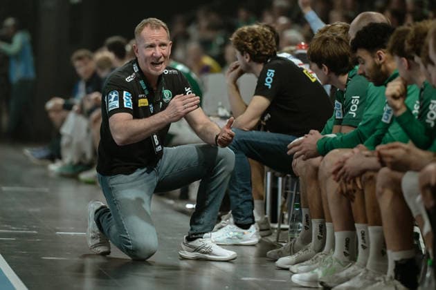 05.04.2026, xlakx, Handball Daikin HBL, Fuechse Berlin - SC DHfK Leipzig v.l. Frank Carstens (SC DHfK Leipzig Trainer) gibt Anweisungen, gestikuliert mit den Armen, gesticulate, gives instructions Berlin