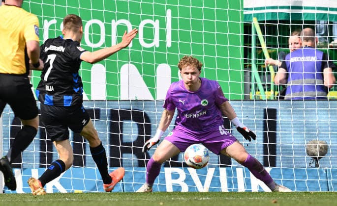 Sport Bilder des Tages 05.04.2026 - Fussball - Saison 2025 2026 - 2. Fussball - Bundesliga - 28. Spieltag: SpVgg Greuther Fürth ( Kleeblatt SGF ) - SC Paderborn 07 SCP - Sportfoto Zink - xwoxzix - DFL regulations prohibit any use of photographs as image sequences and or quasi-video - only for editorial use - Filip Bilbija (7, SC Paderborn 07 ) erzielt Treffer Tor Torschuß zum 0:2 gegen Silas Prüfrock (43, SpVgg Greuther Fürth ) - *** 05 04 2026 Soccer Season 2025 2026 2 Soccer Bundesliga 28 Matchday SpVgg Greuther Fürth Kleeblatt SGF SC Paderborn 07 SCP Sportfoto Zink xwoxzix DFL regulations prohibit any use of photographs as image sequences and or quasi video only for editorial use Filip Bilbija 7, SC Paderborn 07 scores goal Goal shot for 0 2 against Silas Prüfrock 43, SpVgg Greuther Fürth