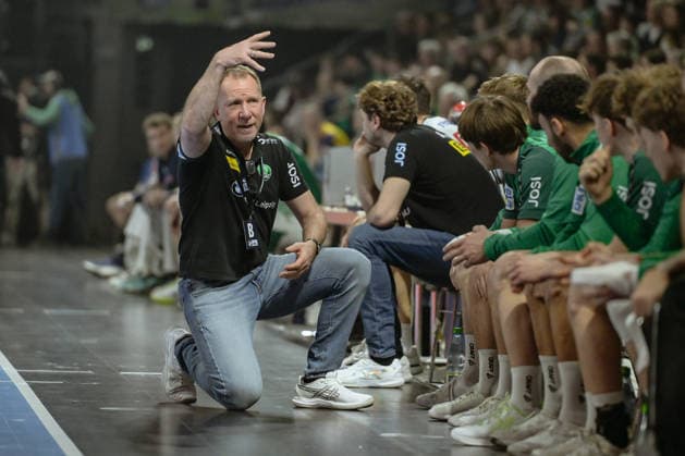 05.04.2026, xlakx, Handball Daikin HBL, Fuechse Berlin - SC DHfK Leipzig v.l. Frank Carstens (SC DHfK Leipzig Trainer) gibt Anweisungen, gestikuliert mit den Armen, gesticulate, gives instructions Berlin