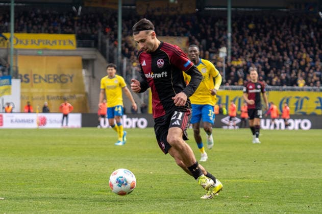 Deutschland: Fussball, 2. Bundesliga, 28. Spieltag 2025 26, Eintracht Braunschweig - 1. FC Nürnberg am 05.04. in Braunschweig, Eintracht-Stadion: Berkay Yilmaz (1. FC Nürnberg 21) am Ball
