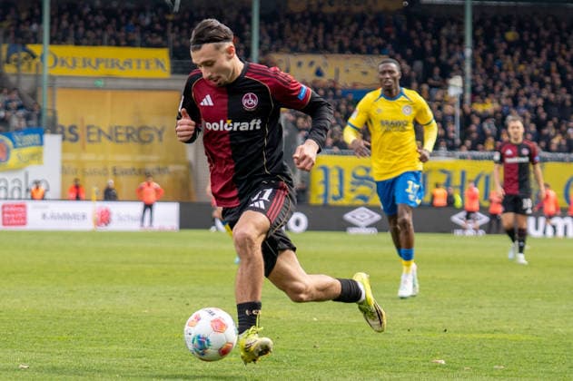 Deutschland: Fussball, 2. Bundesliga, 28. Spieltag 2025 26, Eintracht Braunschweig - 1. FC Nürnberg am 05.04. in Braunschweig, Eintracht-Stadion: Berkay Yilmaz (1. FC Nürnberg 21) am Ball