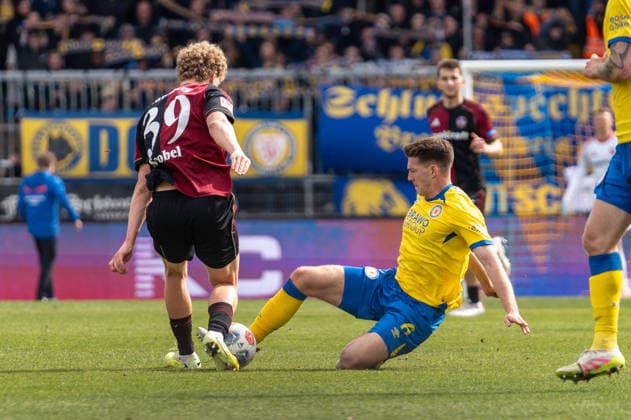 Deutschland: Fussball, 2. Bundesliga, 28. Spieltag 2025 26, Eintracht Braunschweig - 1. FC Nürnberg am 05.04. in Braunschweig, Eintracht-Stadion: Florian Flick (Eintracht Braunschweig 6) Piet Scobel (1. FC Nürnberg 39)