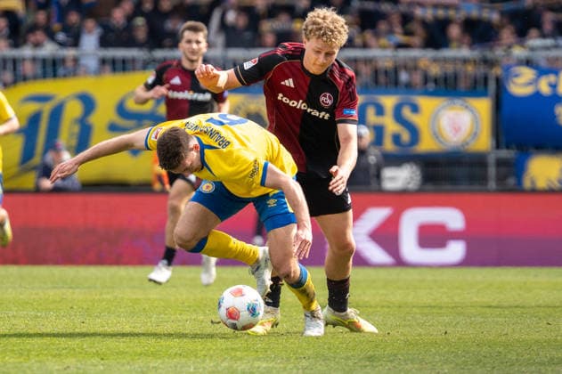 Deutschland: Fussball, 2. Bundesliga, 28. Spieltag 2025 26, Eintracht Braunschweig - 1. FC Nürnberg am 05.04. in Braunschweig, Eintracht-Stadion: Florian Flick (Eintracht Braunschweig 6) Piet Scobel (1. FC Nürnberg 39)