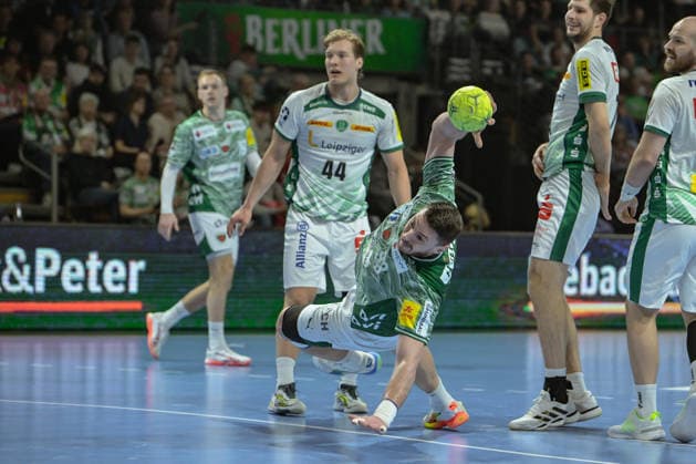 05.04.2026, xlakx, Handball Daikin HBL, Fuechse Berlin - SC DHfK Leipzig v.l. Blaer Hinriksson (SC DHfK Leipzig), Mijajlo Marsenic (Fuechse Berlin) wirft Tor Berlin