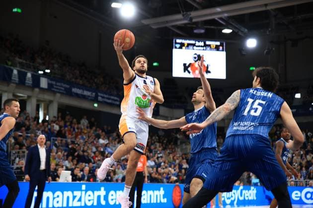 Elias Baggette (4; Rostock Seawolves) geht zum Korbleger, während Mateo Seric (21; MLP Academics Heidelberg), Ryan Mikesell (33; MLP Academics Heidelberg) und DJ Horne (0; MLP Academics Heidelberg) versuchen zu verteidigen Elias Baggette (4; Rostock Seawolves) mit Korbleger gegen Verteidigung