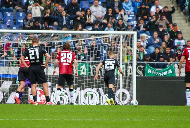 Deutschland: Fussball 2.Bundesliga 2025 2026, 28. Spieltag - Hannover 96 vs SV 07 Elversberg - Heinz von Heiden Arena Stadion (Hannover): Elfmeter ausgeführt von Spieler Lukas Petkov (SV 07 Elversberg, 25) Hannover