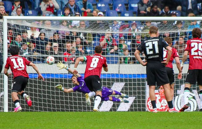 Deutschland: Fussball 2.Bundesliga 2025 2026, 28. Spieltag - Hannover 96 vs SV 07 Elversberg - Heinz von Heiden Arena Stadion (Hannover): Elfmeter ausgeführt von Spieler Lukas Petkov (SV 07 Elversberg, 25) Nahuel Noll (Hannover 96, 1) Hannover