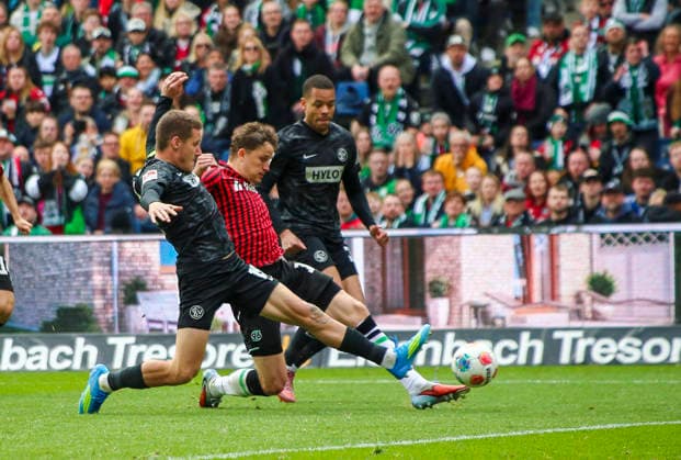 Deutschland: Fussball 2.Bundesliga 2025 2026, 28. Spieltag - Hannover 96 vs SV 07 Elversberg - Heinz von Heiden Arena Stadion (Hannover): Torchance Benedikt Pichler (Hannover 96, 11) Hannover