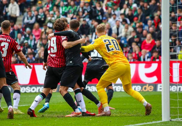 Deutschland: Fussball 2.Bundesliga 2025 2026, 28. Spieltag - Hannover 96 vs SV 07 Elversberg - Heinz von Heiden Arena Stadion (Hannover): Nicolas Kristof (SV 07 Elversberg, 20) Kolja Oudenne (Hannover 96, 29) Hannover