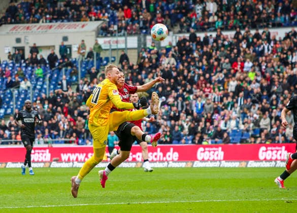 Deutschland: Fussball 2.Bundesliga 2025 2026, 28. Spieltag - Hannover 96 vs SV 07 Elversberg - Heinz von Heiden Arena Stadion (Hannover): Torchance Daisuke Yokota (Hannover 96, 18) Nicolas Kristof (SV 07 Elversberg, 20) Hannover