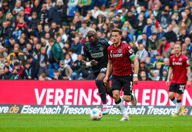 Deutschland: Fussball 2.Bundesliga 2025 2026, 28. Spieltag - Hannover 96 vs SV 07 Elversberg - Heinz von Heiden Arena Stadion (Hannover): Enzo Leopold (Hannover 96, 8) Hannover