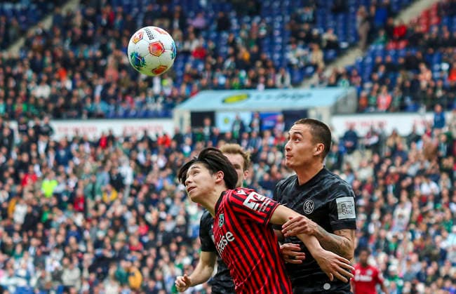 Deutschland: Fussball 2.Bundesliga 2025 2026, 28. Spieltag - Hannover 96 vs SV 07 Elversberg - Heinz von Heiden Arena Stadion (Hannover): Daisuke Yokota (Hannover 96, 18) Nicholas Mickelson (SV 07 Elversberg, 2) Hannover