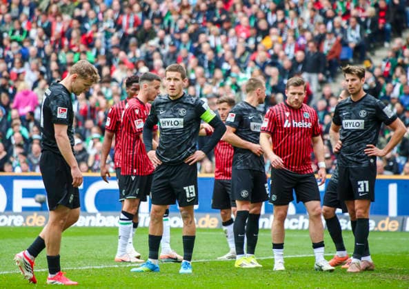 Deutschland: Fussball 2.Bundesliga 2025 2026, 28. Spieltag - Hannover 96 vs SV 07 Elversberg - Heinz von Heiden Arena Stadion (Hannover): Lukas Pinckert (SV 07 Elversberg, 19) Benjamin Källman Benjamin Kallman (Hannover 96, 9) Hannover