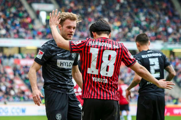 Deutschland: Fussball 2.Bundesliga 2025 2026, 28. Spieltag - Hannover 96 vs SV 07 Elversberg - Heinz von Heiden Arena Stadion (Hannover): Daisuke Yokota (Hannover 96, 18) Tom Zimmerschied (SV 07 Elversberg, 29) Hannover