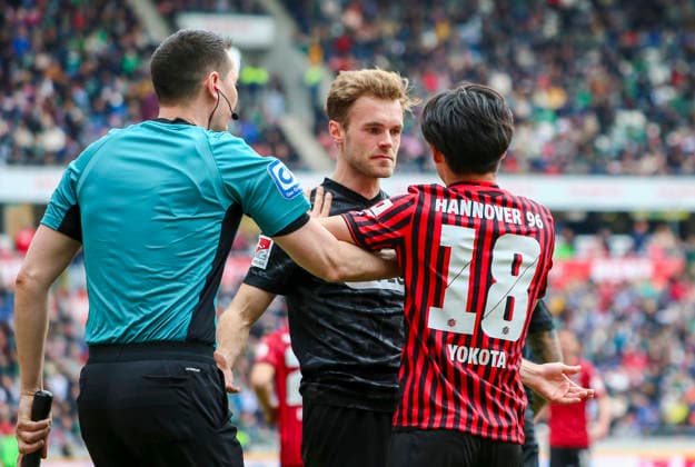 Deutschland: Fussball 2.Bundesliga 2025 2026, 28. Spieltag - Hannover 96 vs SV 07 Elversberg - Heinz von Heiden Arena Stadion (Hannover): Daisuke Yokota (Hannover 96, 18) Tom Zimmerschied (SV 07 Elversberg, 29) Hannover