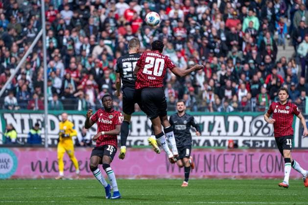 Deutschland: 2. Bundesliga 2025 - 2026, 28. Spieltag - Hannover 96 vs SV Elversberg - Heinz von Heiden Arena (Hannover): Lukas Petkov (SV 07 Elversberg, 25) Ime Okon (Hannover 96, 20)
