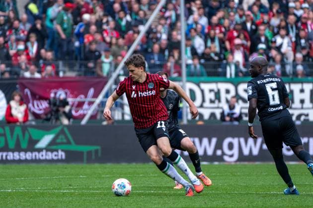 Deutschland: 2. Bundesliga 2025 - 2026, 28. Spieltag - Hannover 96 vs SV Elversberg - Heinz von Heiden Arena (Hannover): Benedikt Pichler (Hannover 96, 11) am Ball