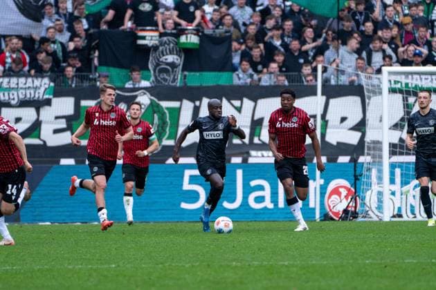 Deutschland: 2. Bundesliga 2025 - 2026, 28. Spieltag - Hannover 96 vs SV Elversberg - Heinz von Heiden Arena (Hannover): Amara CondÃ (SV 07 Elversberg, 6) am Ball