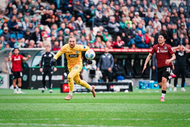 2. Bundesliga: Hannover 96 vs. SV Elversberg, 05.04.2026 Nicolas Kristof (SV Elversberg, 20) gegen Daisuke Yokota (Hannover 96, 18); Fußball, 2. Bundesliga, 28. Spieltag: Hannover 96 vs. SV Elversberg am 05.04.2026 in der Heinz von Heiden Arena, Hannover DFL REGULATIONS PROHIBIT ANY USE OF PHOTOGRAPHS AS IMAGE SEQUENCES AND OR QUASI-VIDEO.