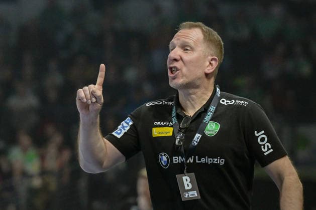 05.04.2026, xlakx, Handball Daikin HBL, Fuechse Berlin - SC DHfK Leipzig v.l. Frank Carstens (SC DHfK Leipzig Trainer) gibt Anweisungen, gestikuliert mit den Armen, gesticulate, gives instructions Berlin