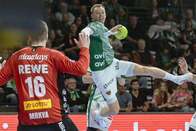 05.04.2026, xlakx, Handball Daikin HBL, Fuechse Berlin - SC DHfK Leipzig v.l. Tomas Mrvkva (SC DHfK Leipzig), Mathias Gidsel (Fuechse Berlin) setzt zum Sprungwurf an Berlin