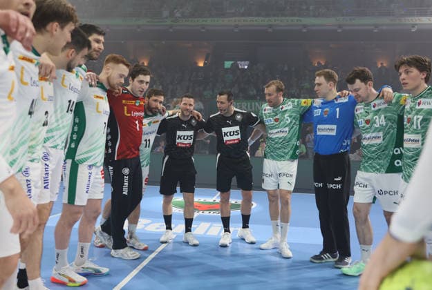 GER HBL Saison 2025 2026 FÜCHSE Berlin vs SC DhfK Leipzig, 05.04.26, Max-Schmeling-Halle, Berlin, Begrüßung, Mittelkreis, beide Teams