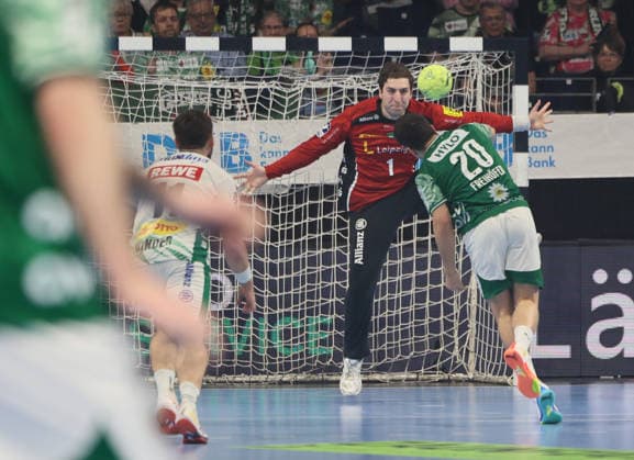 GER HBL Saison 2025 2026 FÜCHSE Berlin vs SC DhfK Leipzig, 05.04.26, Max-Schmeling-Halle, Berlin, Domenico EBNER (SC DHfK Leipzig 1), Tim FREIHÖFER (Füchse Berlin 20), Siebenmeter, Strafwurf