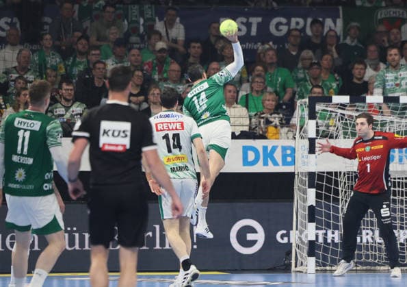 GER HBL Saison 2025 2026 FÜCHSE Berlin vs SC DhfK Leipzig, 05.04.26, Max-Schmeling-Halle, Berlin, Aitor ARINO (Füchse Berlin 14) fliegt von Aussen ein und überwindet Domenico EBNER (SC DHfK Leipzig 1)