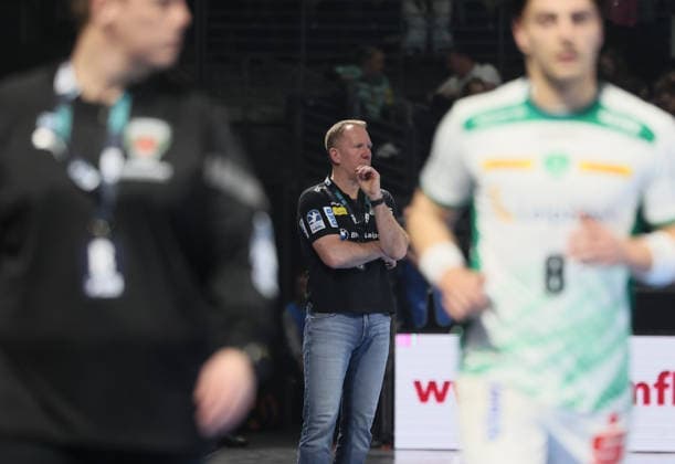 GER HBL Saison 2025 2026 FÜCHSE Berlin vs SC DhfK Leipzig, 05.04.26, Max-Schmeling-Halle, Berlin, Frank CARSTENS (SC DHfK Leipzig_Trainer), nachdenklich