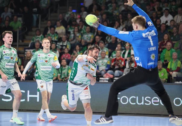 GER HBL Saison 2025 2026 FÜCHSE Berlin vs SC DhfK Leipzig, 05.04.26, Max-Schmeling-Halle, Berlin, Lasse LUDWIG (Füchse Berlin 1) pariert den Wurf von Lucas BINDER (SC DHfK Leipzig 11)