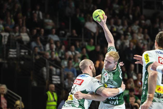 05.04.2026, xlakx, Handball Daikin HBL, Fuechse Berlin - SC DHfK Leipzig v.l. Moritz Preuss (SC DHfK Leipzig), Matthes Langhoff (Fuechse Berlin) Zweikampf, Duell, Kampf, tackle Berlin