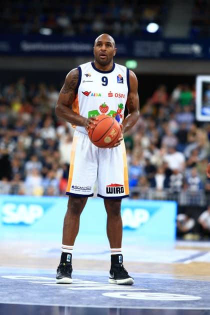 Spieler DeAndre Lansdowne (9; Rostock Seawolves) hält den Ball konzentriert in der Hand auf dem Spielfeld DeAndre Lansdowne (9; Rostock Seawolves) mit Ball in Aktion