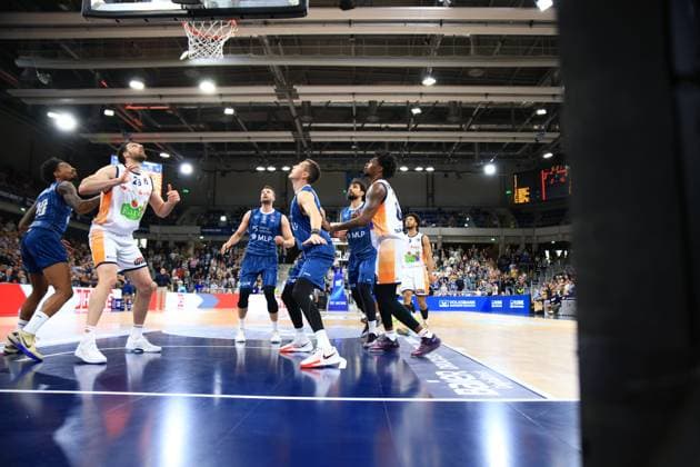 D Shawn Schwartz D Shawn Schwartz (5; Rostock Seawolves) und Kassim Nicholson Kassim Nicholson (8; Rostock Seawolves) positionieren sich, während Marcel Keßen Marcel Keßen (15; MLP Academics Heidelberg), Owen Klassen Owen Klassen (29; Rostock Seawolves) und Paul Zipser Paul Zipser (9; MLP Academics Heidelberg) den Korb verteidigen, Ryan Mikesell Ryan Mikesell (33; MLP Academics Heidelberg) beobachtet die Szene D Shawn Schwartz D Shawn Schwartz (5; Rostock Seawolves) und Marcel Keßen Marcel Keßen (15; MLP Academics Heidelberg) in Aktion