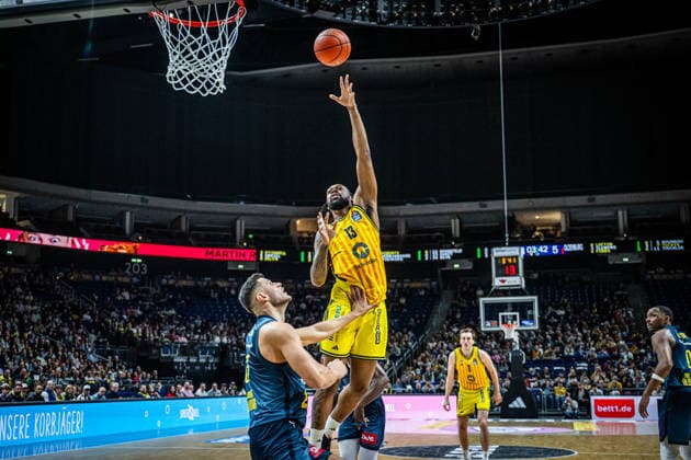 Basketball Berlin 05.04.2026 Saison 2025 2026 EasyCredit BBL 1. Bundesliga Männer, Herren Alba Berlin - EWE Baskets Oldenburg J wan Roberts (Alba Berlin, No.13) Filip Stanic (Oldenburg, No.65)
