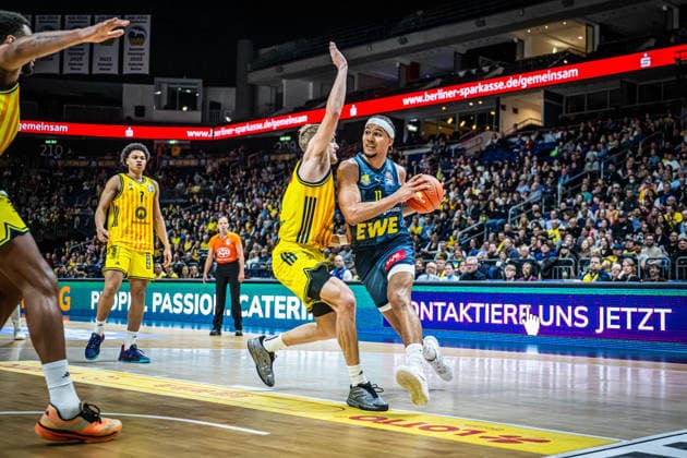 Basketball Berlin 05.04.2026 Saison 2025 2026 EasyCredit BBL 1. Bundesliga Männer, Herren Alba Berlin - EWE Baskets Oldenburg Nicholas Tischler (Oldenburg, No.11) Sam Griesel (Alba Berlin, No.05)