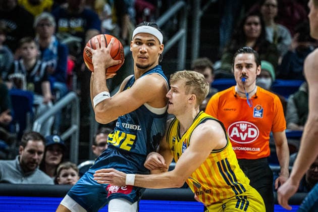 Basketball Berlin 05.04.2026 Saison 2025 2026 EasyCredit BBL 1. Bundesliga Männer, Herren Alba Berlin - EWE Baskets Oldenburg Nicholas Tischler (Oldenburg, No.11) Sam Griesel (Alba Berlin, No.05)